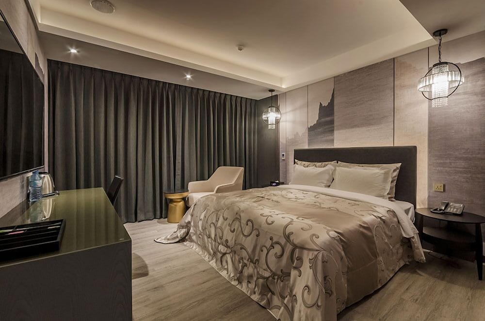BUSINESS, QUEEN BED