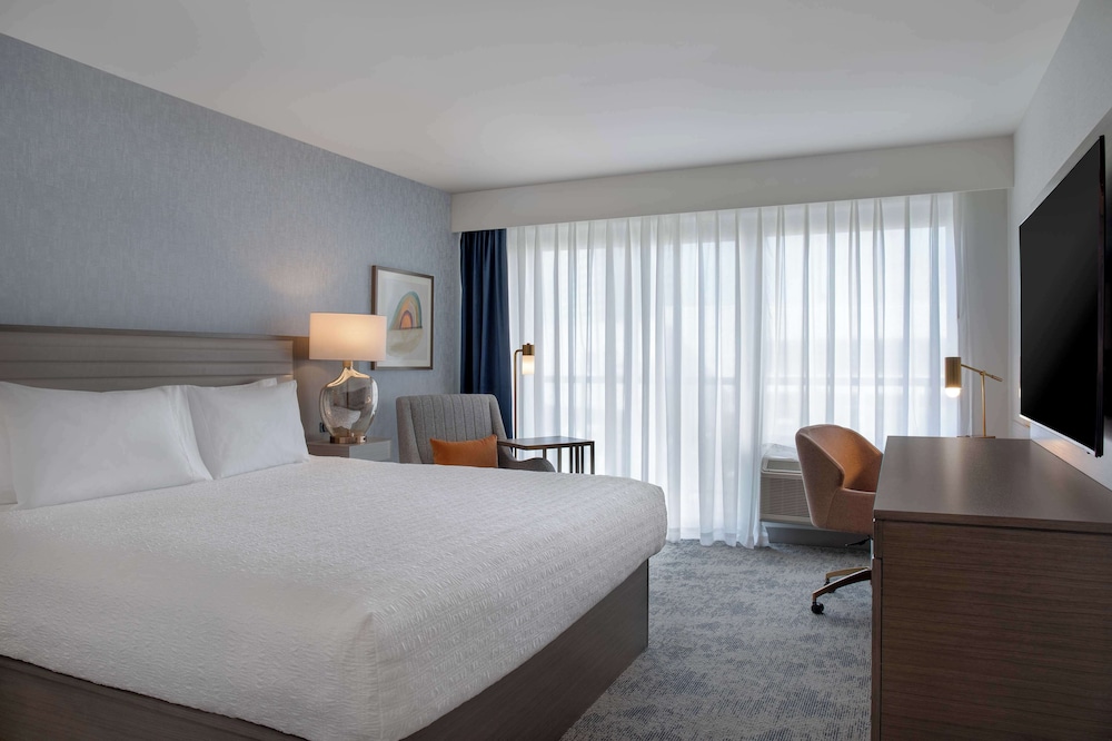 ROOM, KING BED, BALCONY