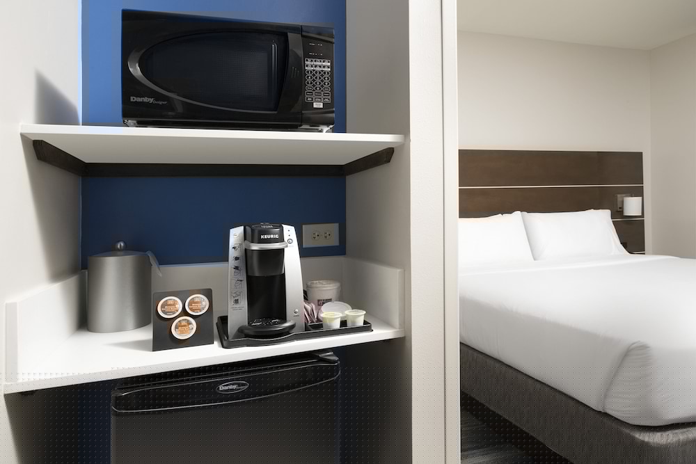 Holiday Inn Express & Suites San Antonio North - Windcrest 14/36