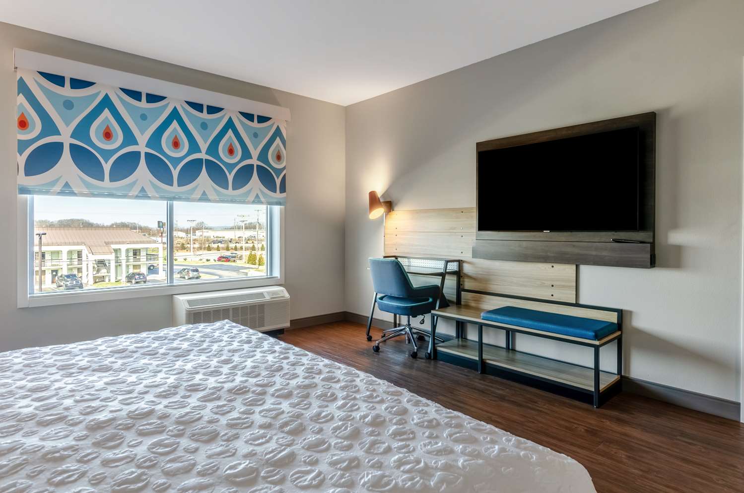غرفة بسرير كينج بحوض استحمام لذوي الإعاقة، Tru by Hilton Christiansburg 3/6