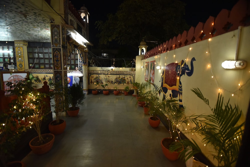 Hotel Vaishnavi 52/58