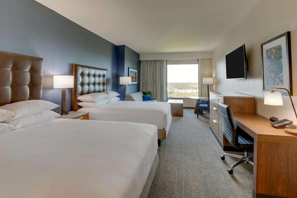 غرفة ديلوكس بسريرين كوين بشرفة مع أريكة لذوي الإعاقة، Drury Plaza Hotel Orlando - Disney Springs Area 2/4