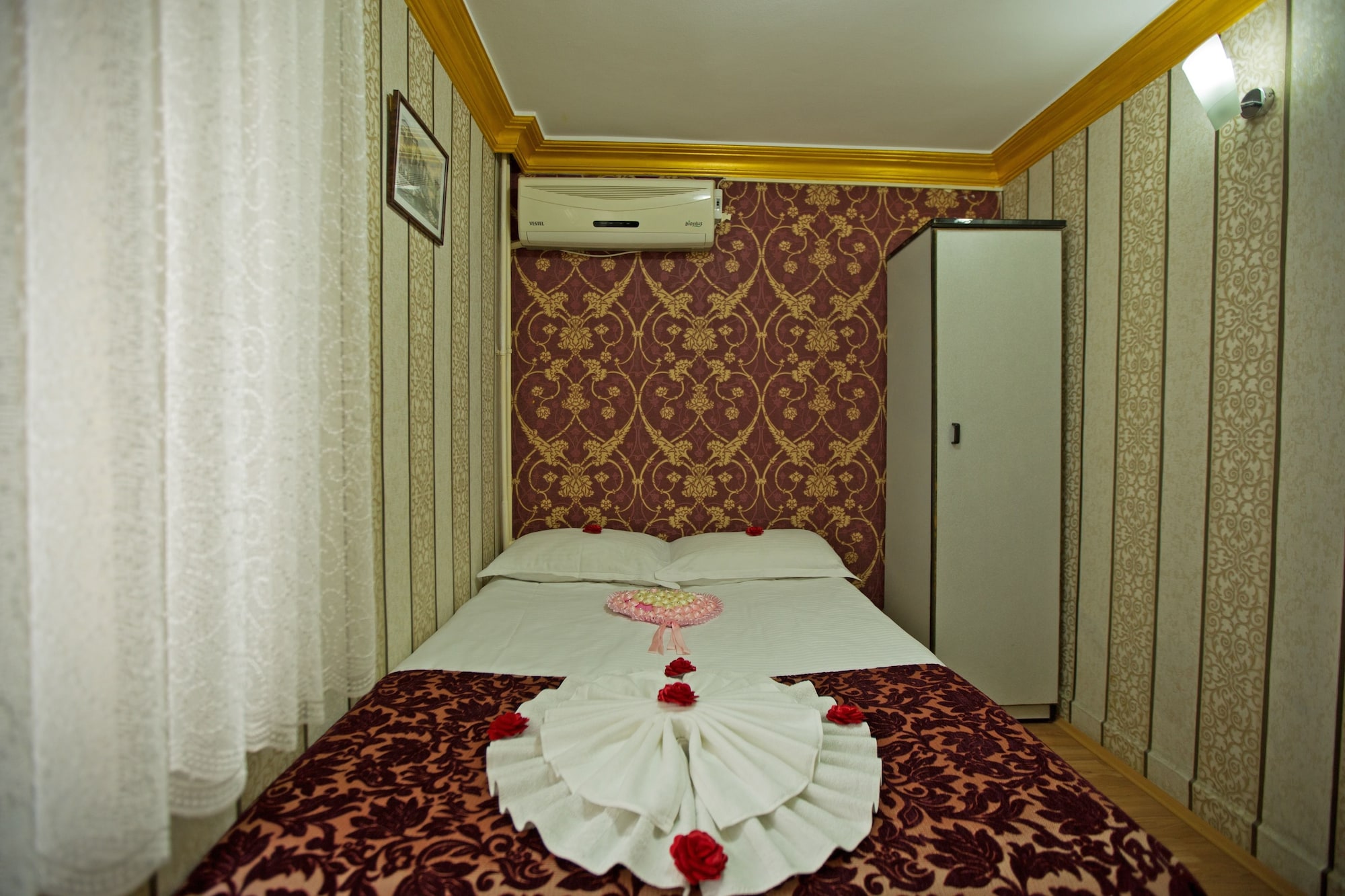 ECONOMY, SINGLE, SHARED BATHROOM