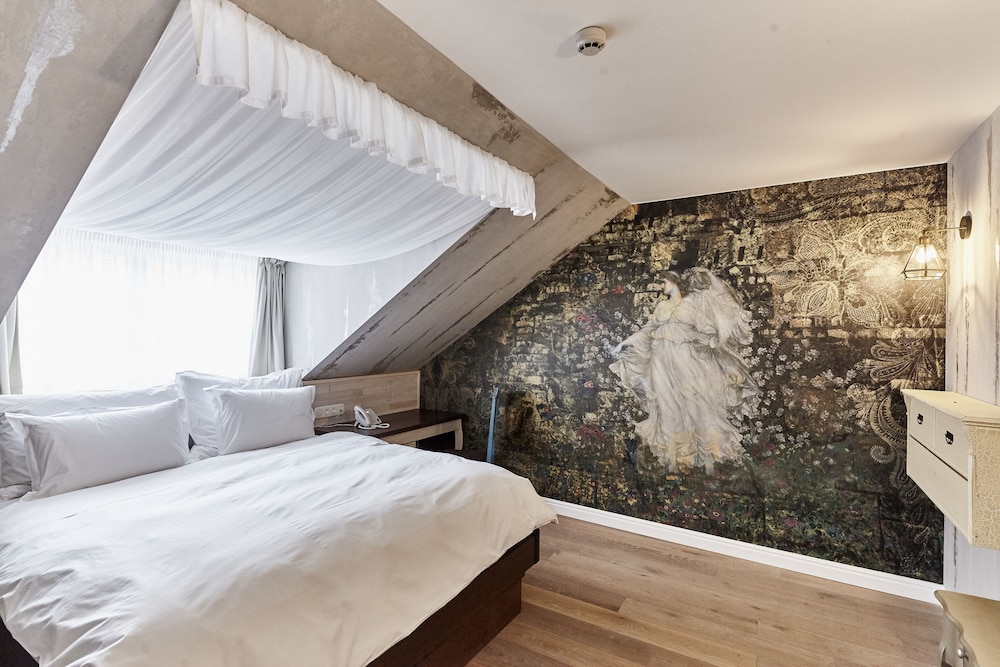 DELUXE, KING BED