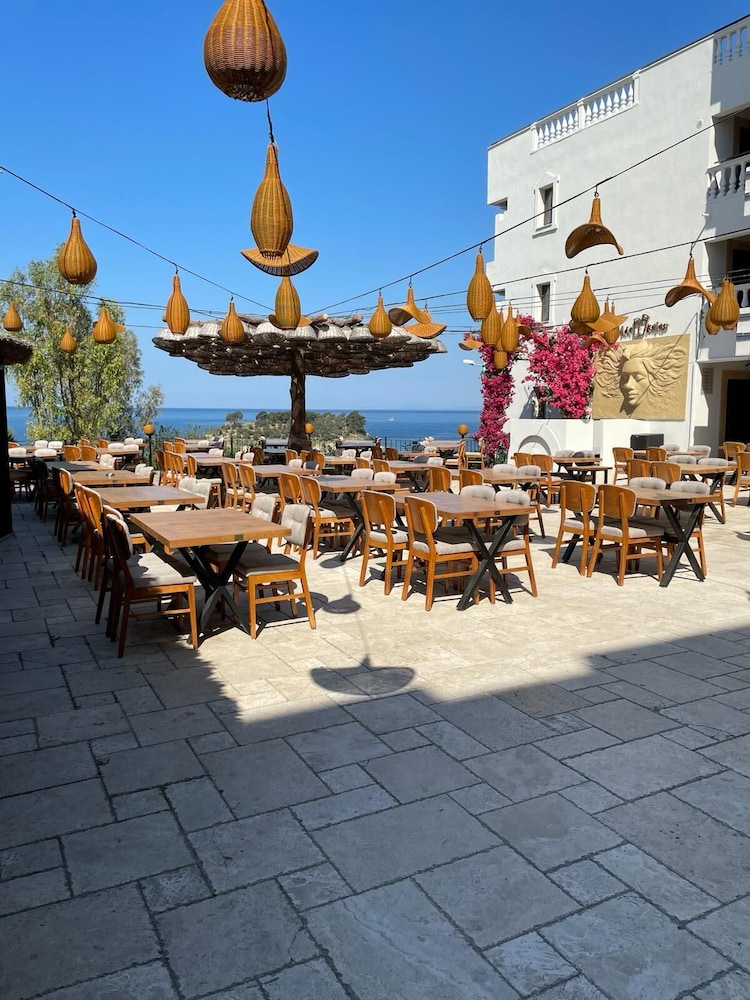 Carina Hotel 64/72