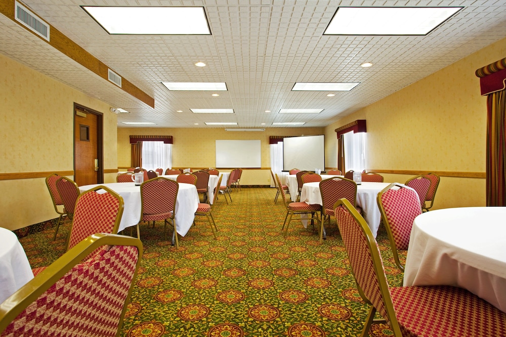 Candlewood Suites Grand Rapids Airport, an IHG Hotel 35/53