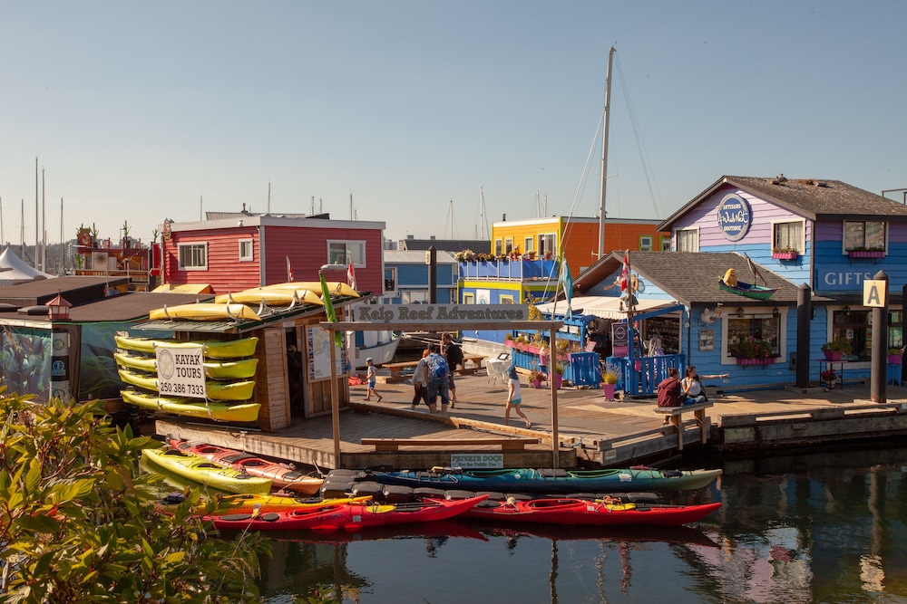 Ocean Island Inn Backpackers Suites Hostel 77/79