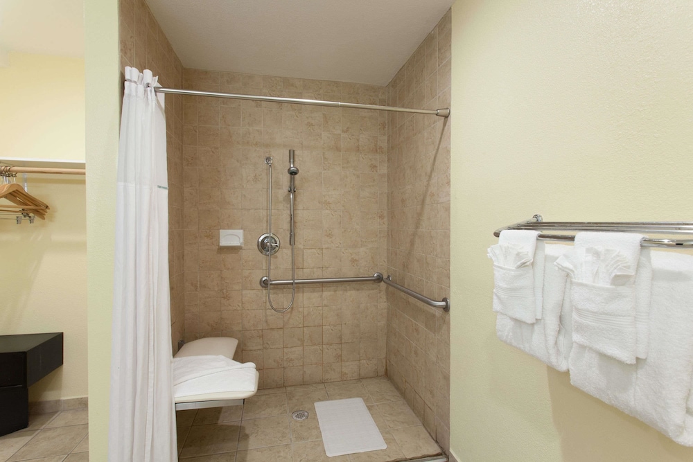 Days Inn by Wyndham San Diego-East/El Cajon 13/56