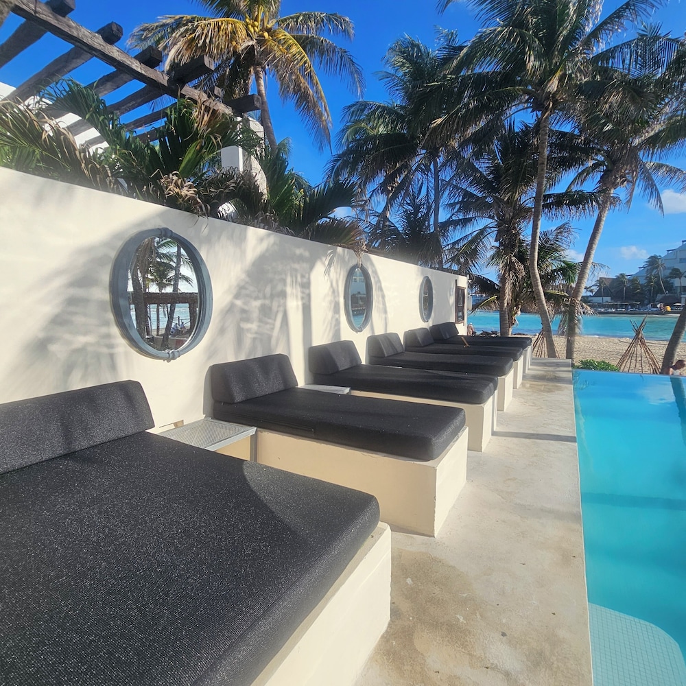 Lotus Beach Hotel 3/49