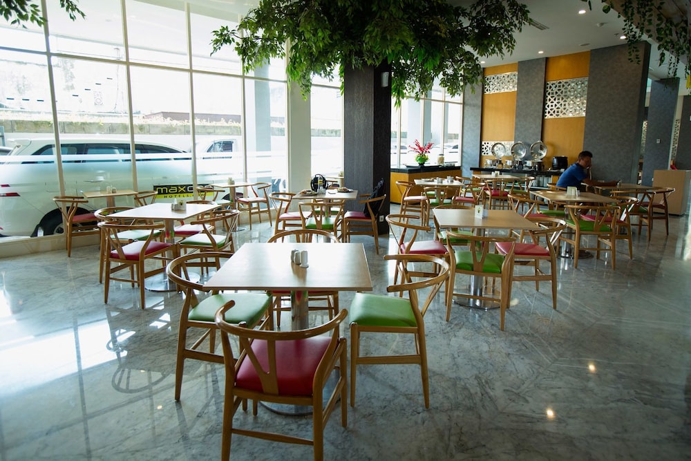 Ascent Hotel & Cafe Malang (formerly MaxOne Ascent Hotel Malang) 30/41