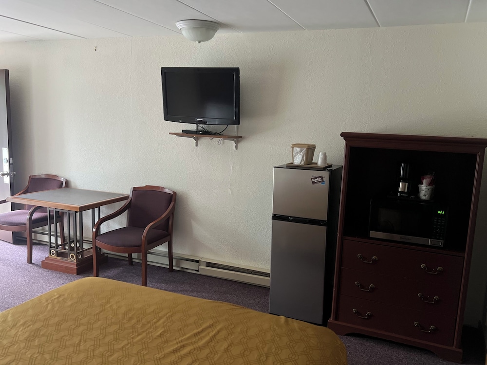 Amber s Inn & Suites 59/71
