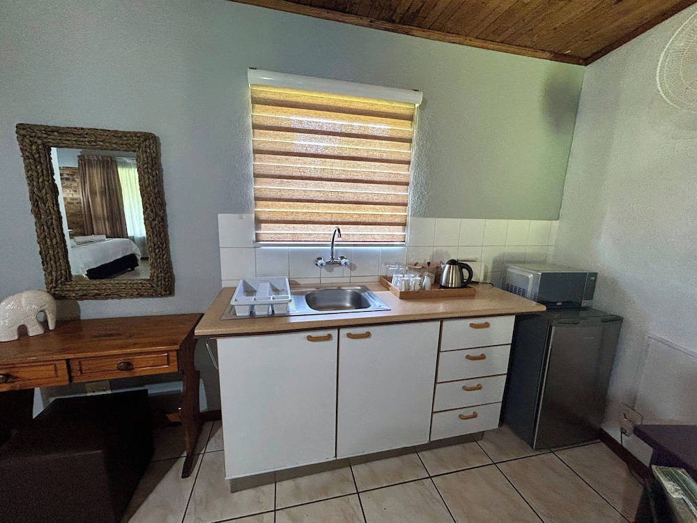 Airport Game Lodge 7/81