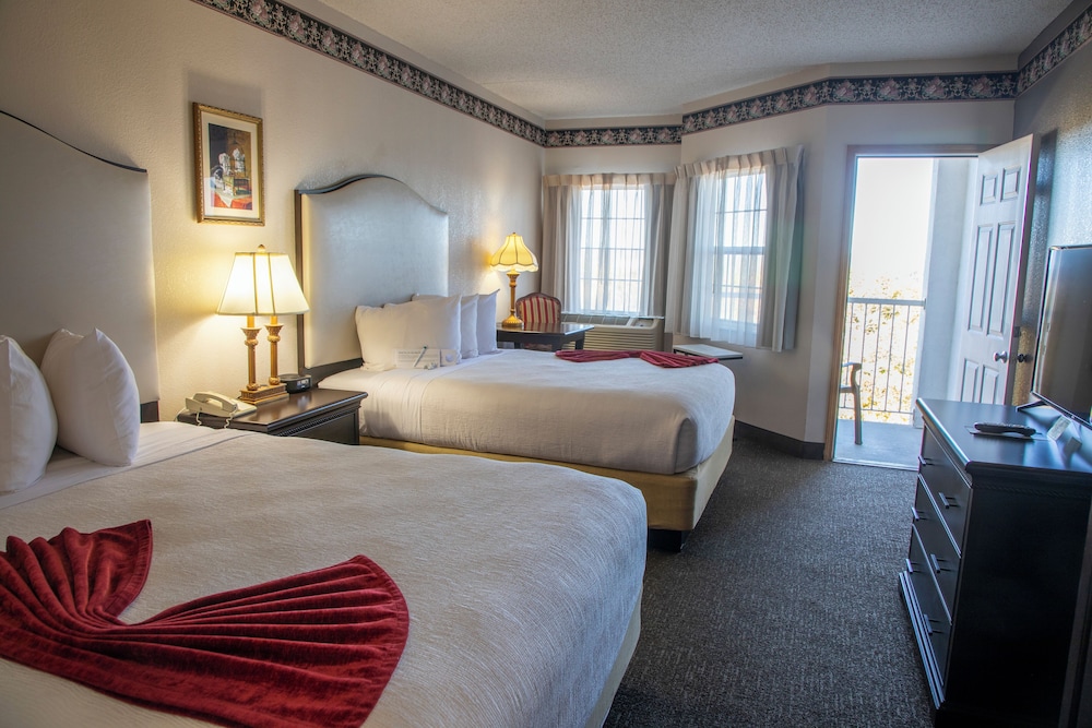 DELUXE, 2 QUEEN BEDS, BALCONY