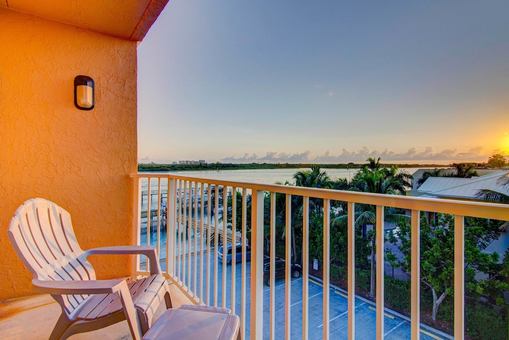 Hutchinson Island Plaza Hotel And Suites 35/63