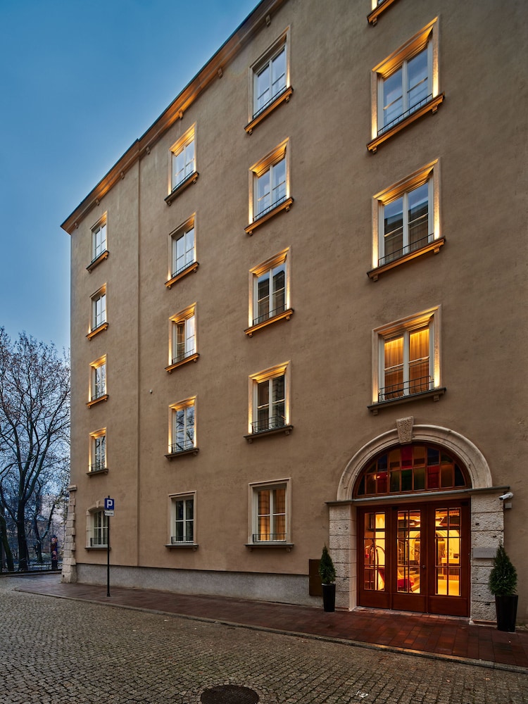 Garamond, a Tribute Portfolio Hotel 1/24
