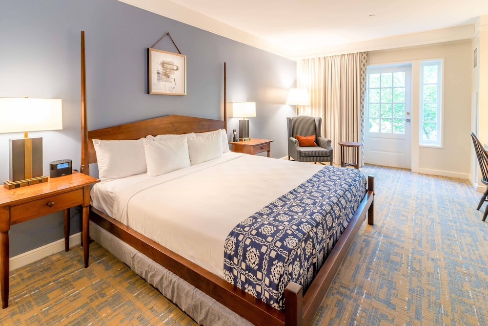 DELUXE, KING BED, ACCESSIBLE