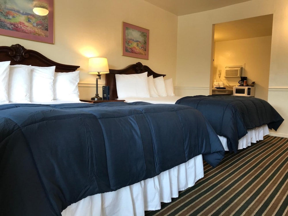 Monterey Pines Inn 18/42