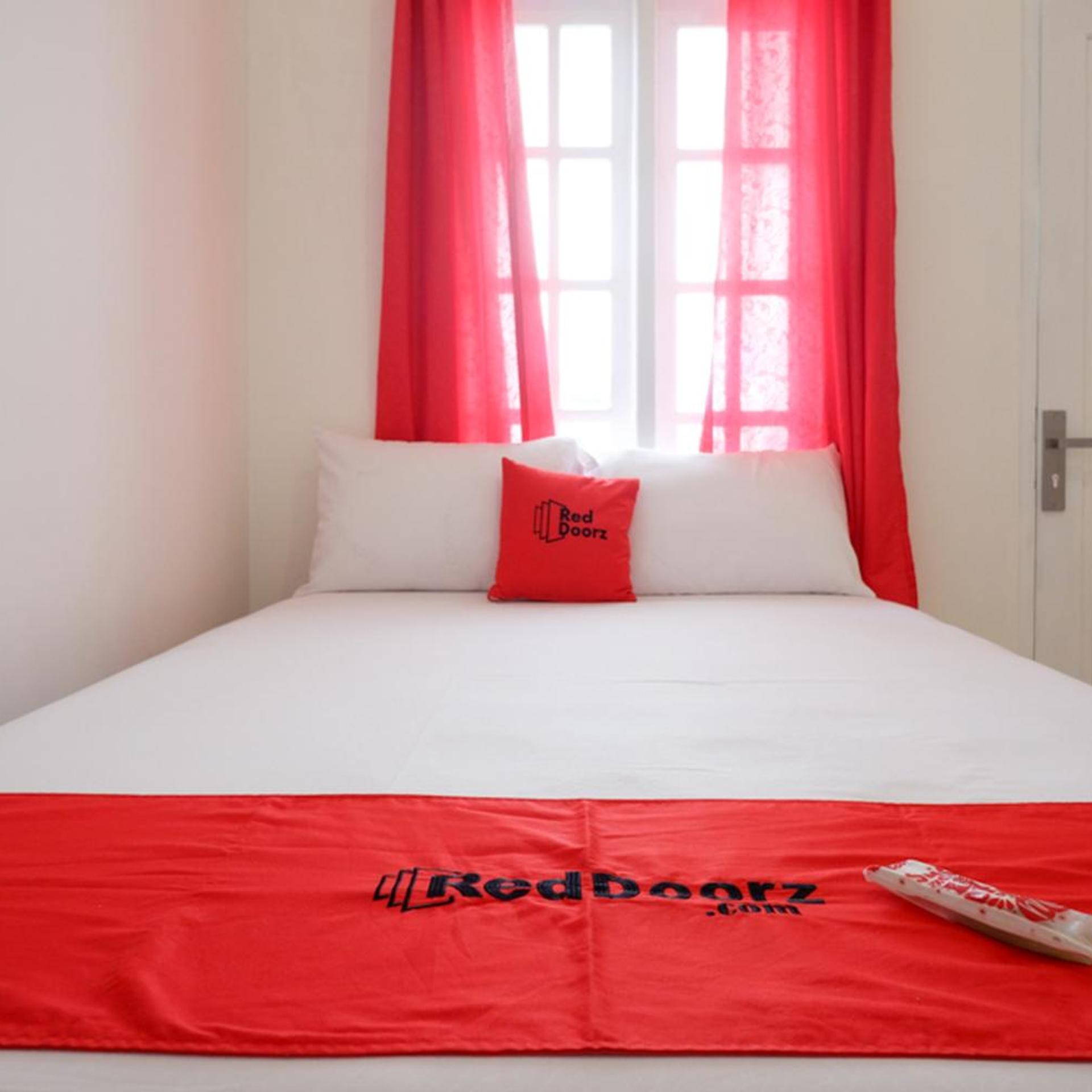 RedDoorz Plus near UMS Solo 25/50