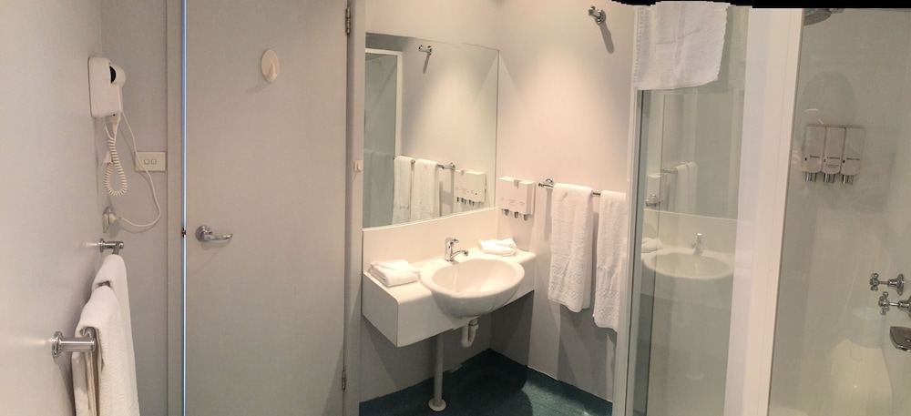 Waterfront Lodge Motel 68/70