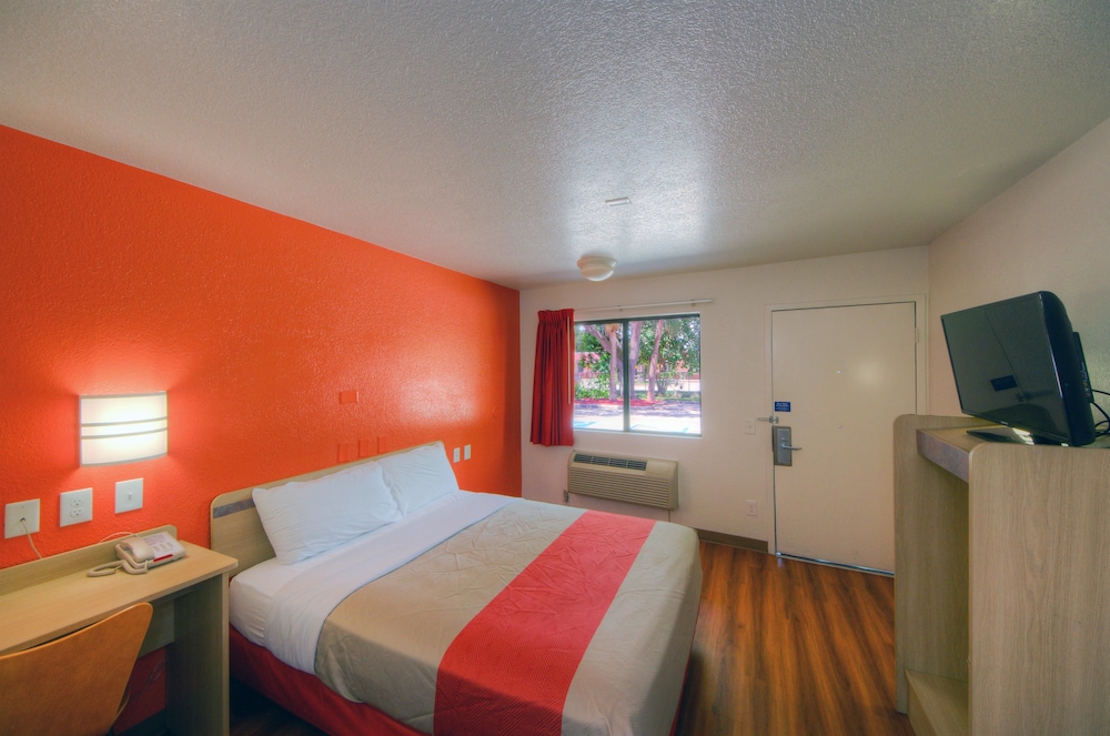 Motel6 Bradenton, FL 37/63