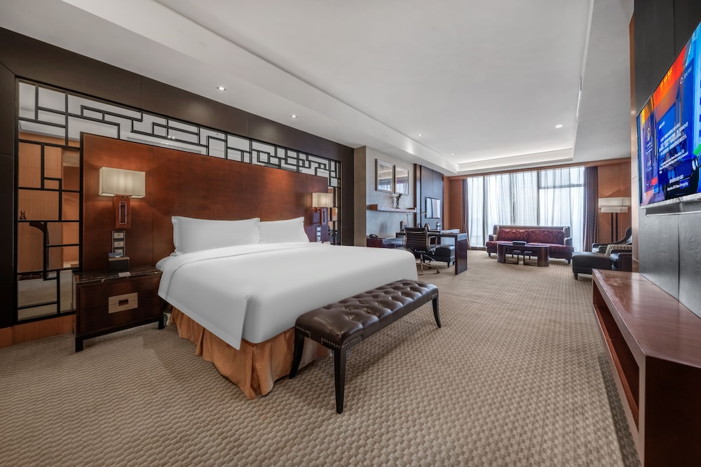 EXECUTIVE, SUITE