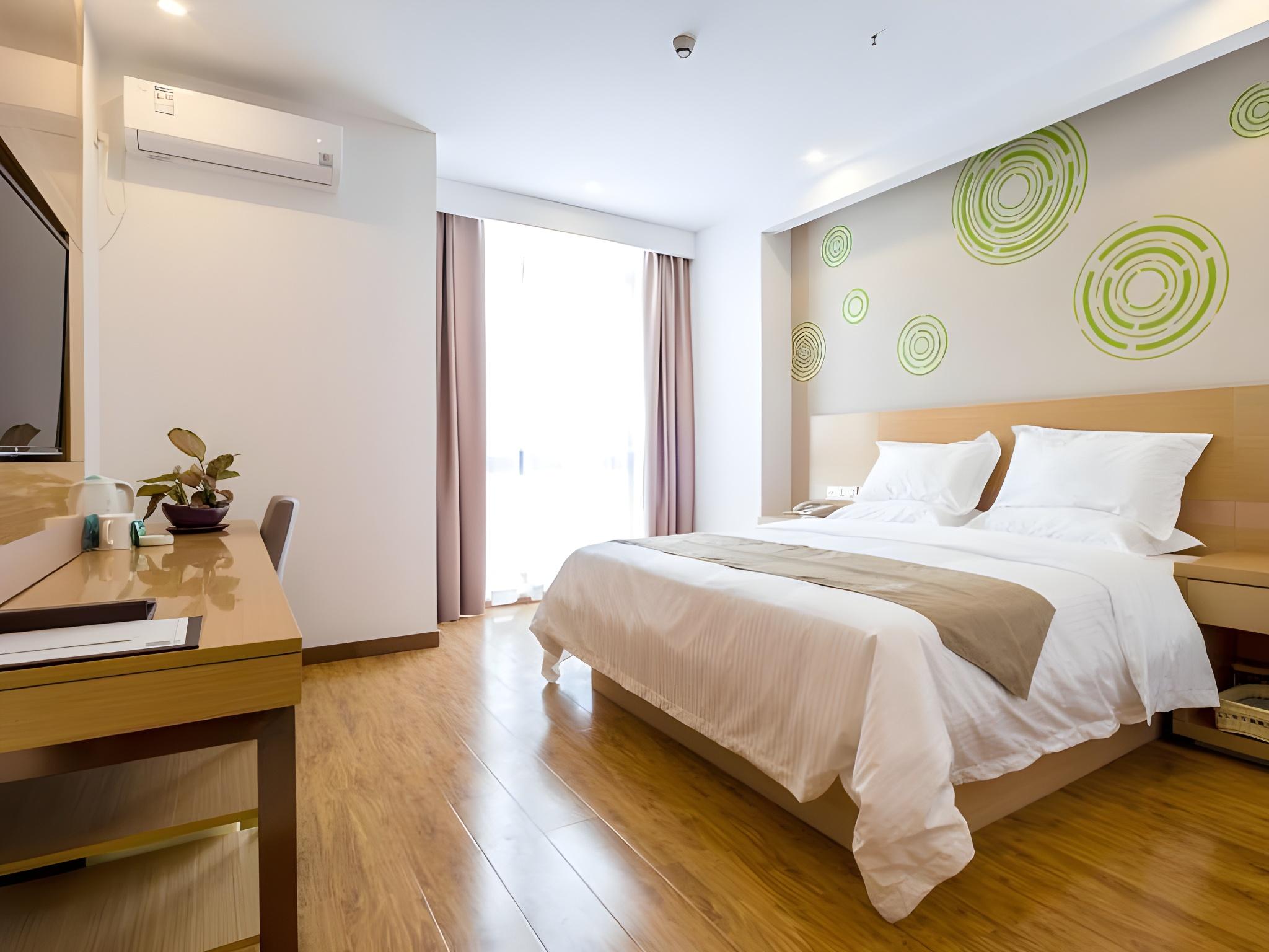 ROOM, QUEEN BED