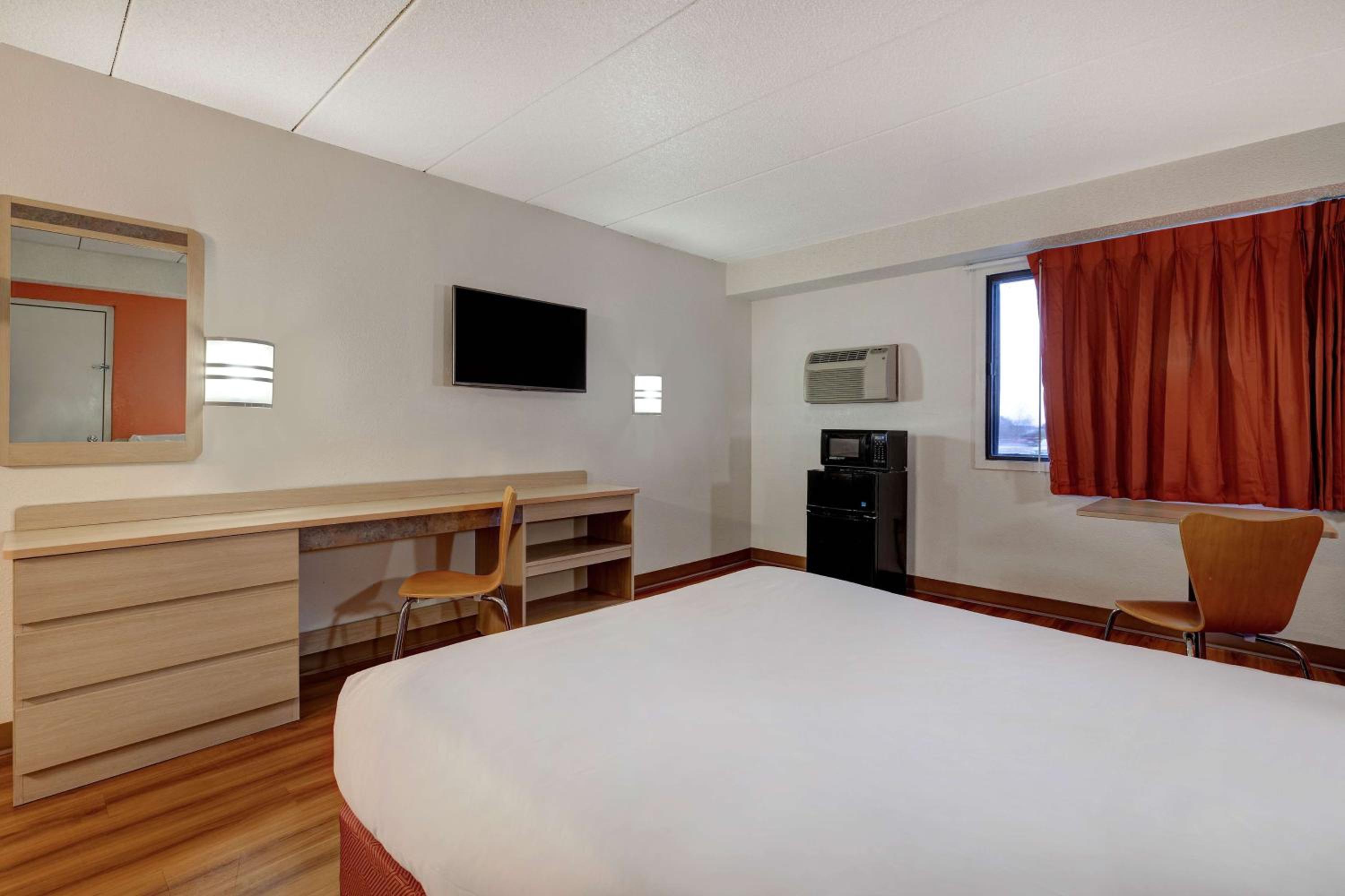 1 Full Bed - ADA/RI Shower/Hearing Impaired، Motel6 Lakeville, MN - South - Lakeville 5/10