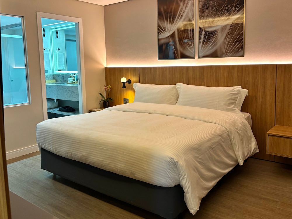 Suite, King Bed, City View