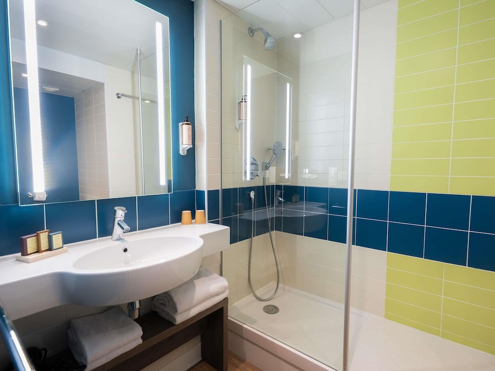 Mercure Paris Massy Gare TGV 76/76