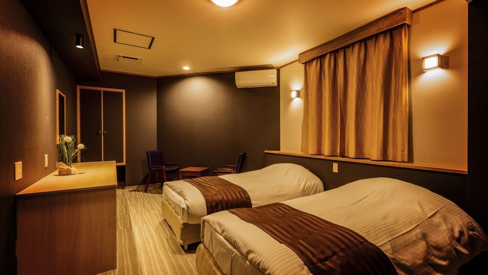 Economy, Twin Beds, No View, No Bathroom