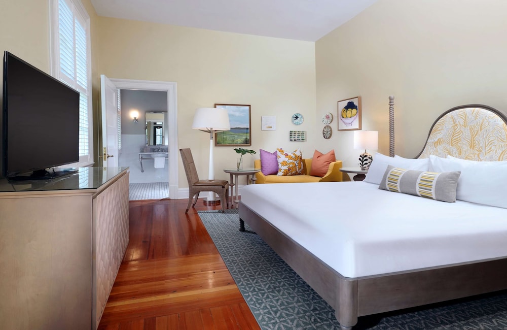 Cherokee, Traditional, King Bed, Accessible