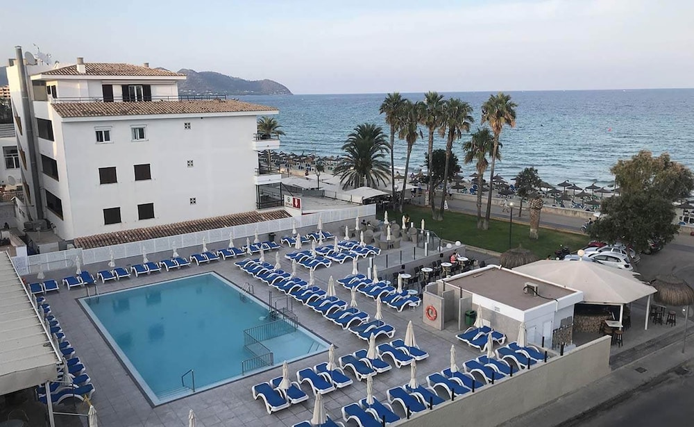 R2 Veronica Beach Hotel 7/48