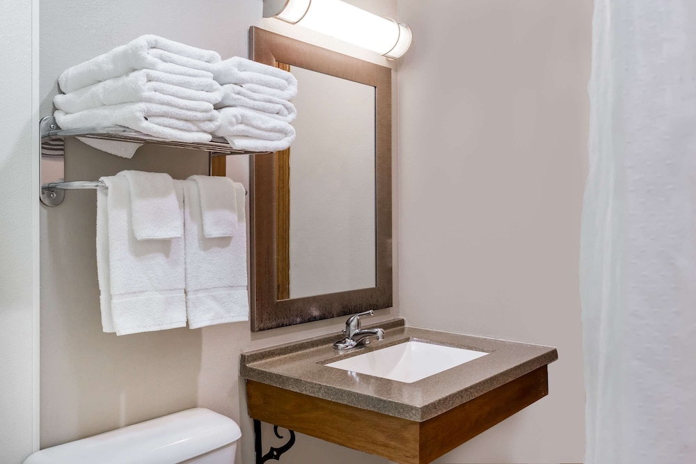 Baymont Inn and Suites by Wyndham Platteville 8/13