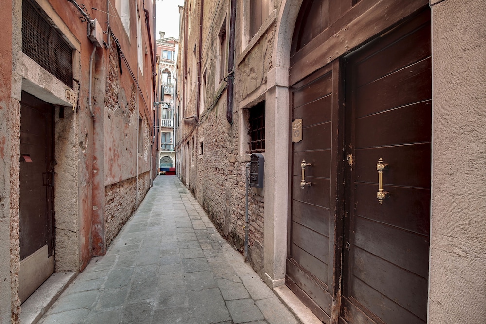 Rialto Canal View 12/25