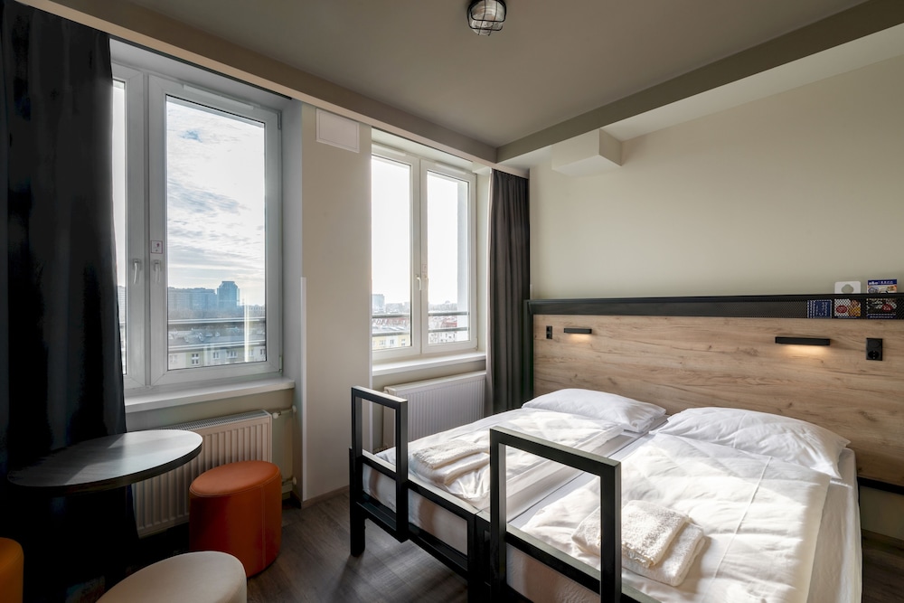 ROOM, SINGLE, TWIN BEDS