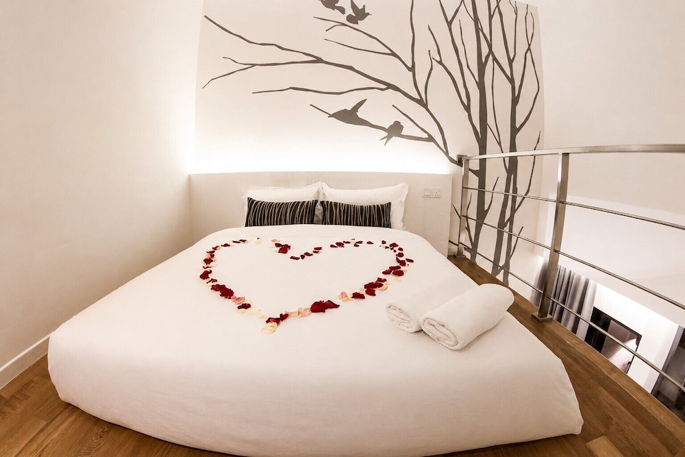 Mezzanine, Deluxe, Suite, Queen Bed