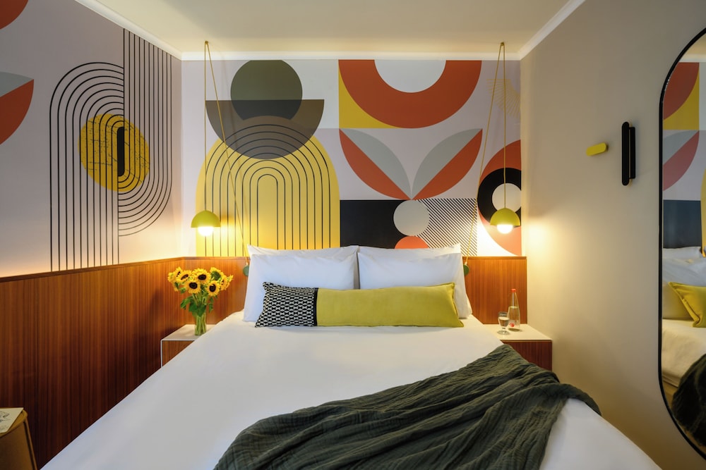 DELUXE, DOUBLE BED