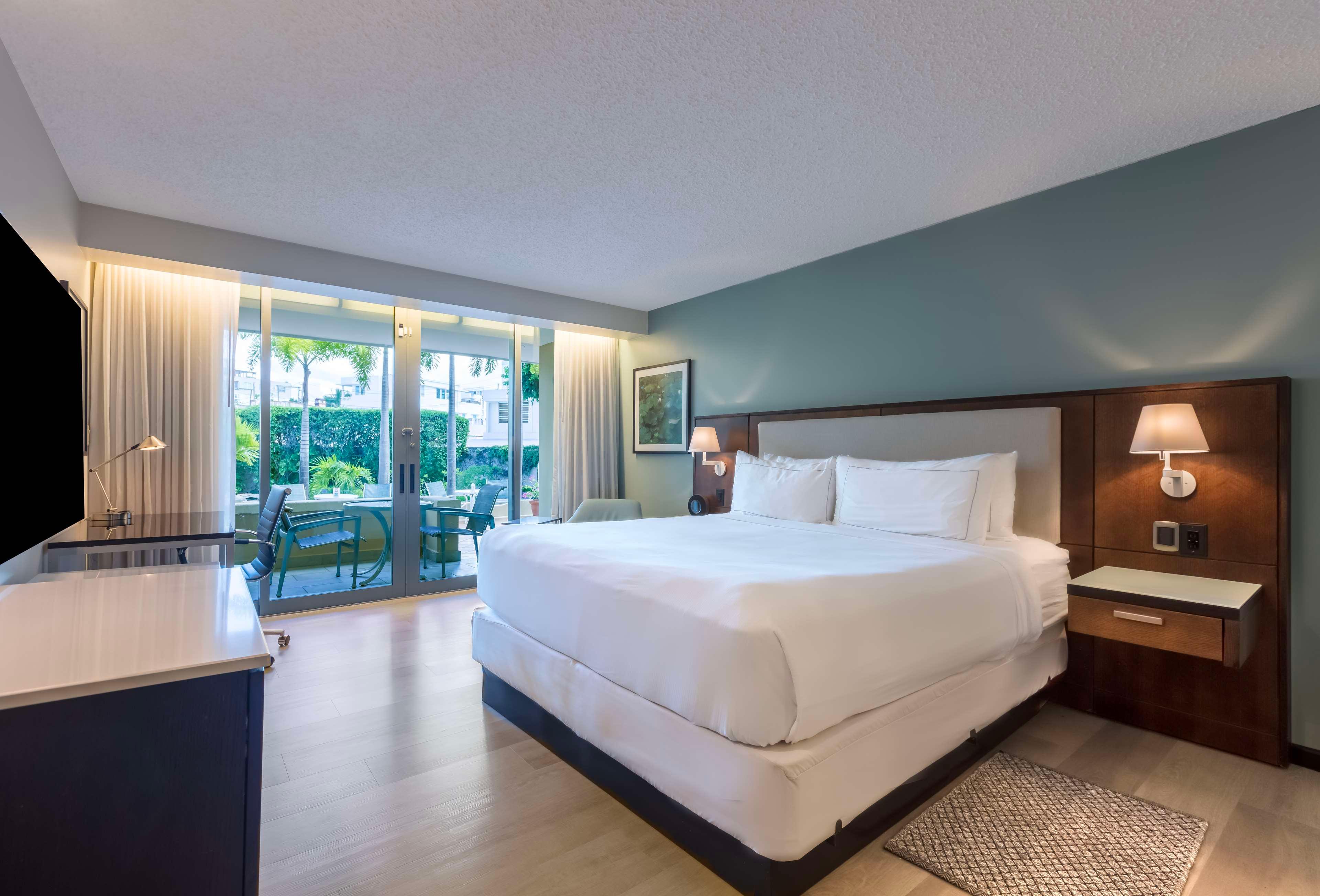 غرفة بسرير كينج بإطلالة على المسبح بشرفة، Doubletree By Hilton Hotel San Juan 2/6