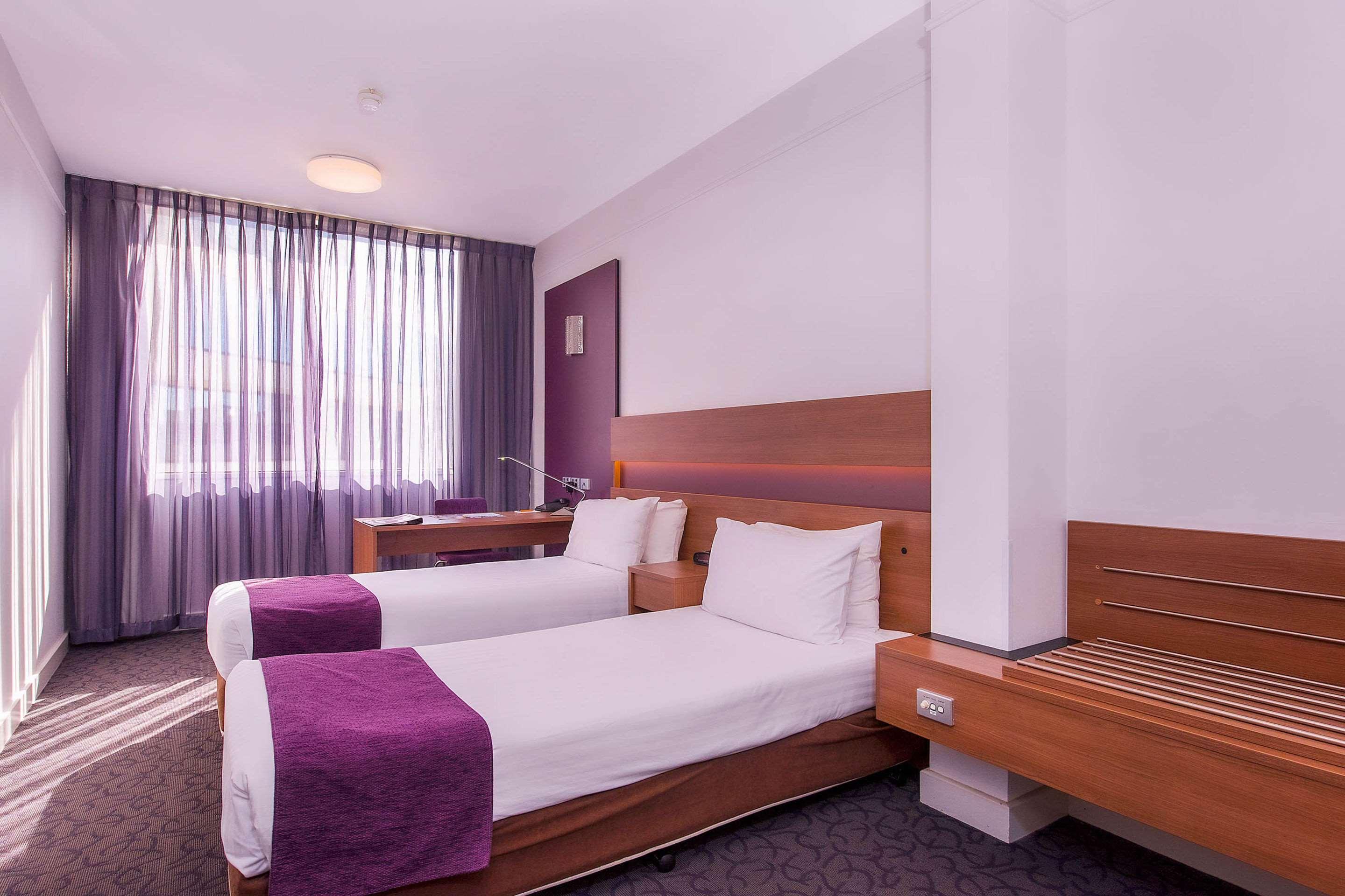 ROOM, TWIN BEDS