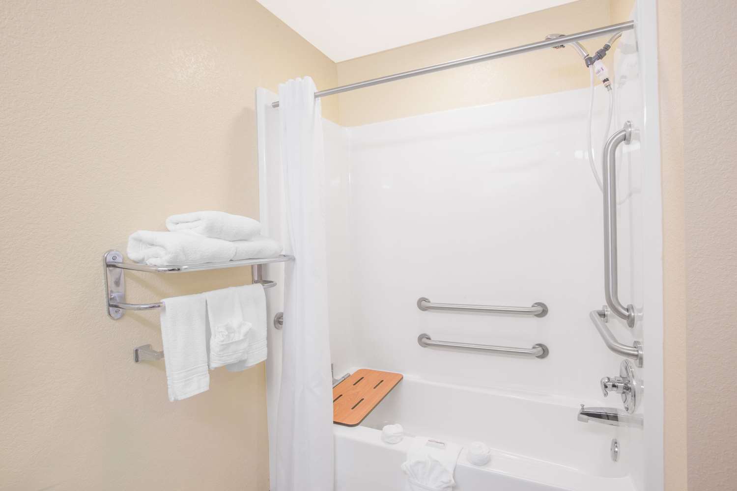 Microtel Inn And Suites of Albertville 6/6
