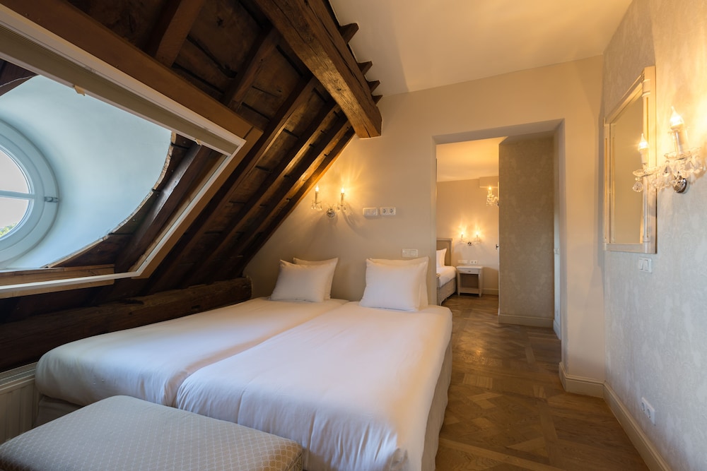 ROOM, QUADRUPLE