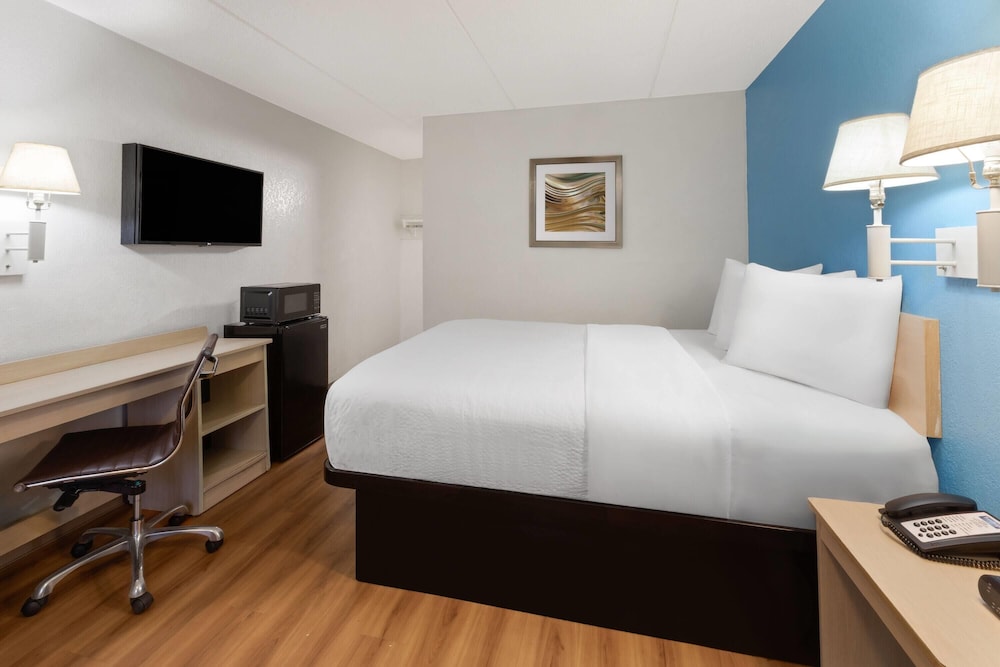 Travelodge by Wyndham Madison Heights MI 28/41