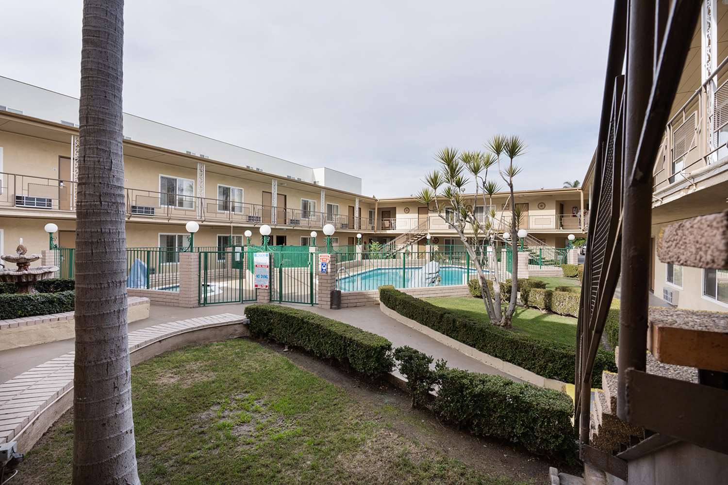 Americas Best Value Inn & Suites Anaheim Convention Center 24/27