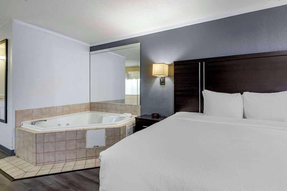 Efficiency, King Bed