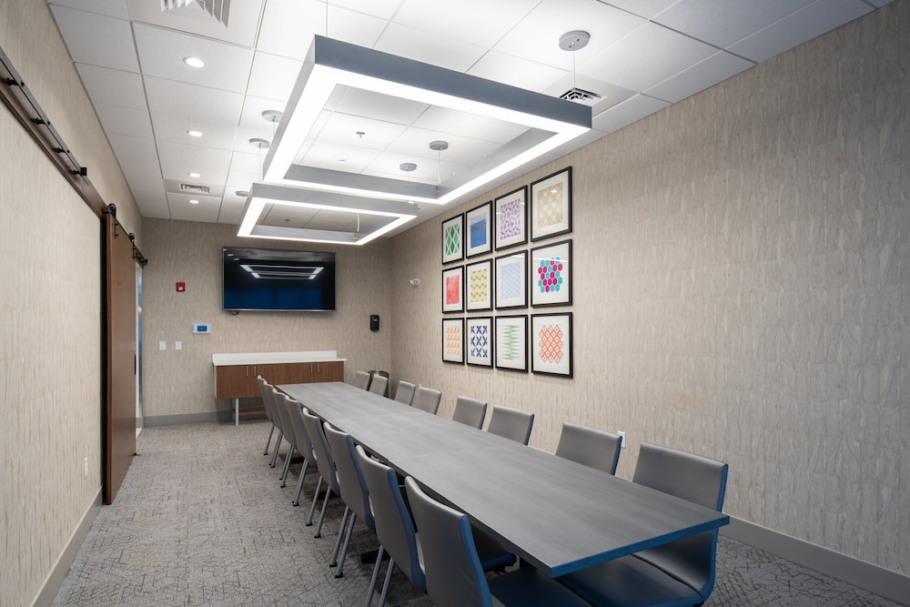 Holiday Inn Express and Suites Little Rock Downtown 41/47