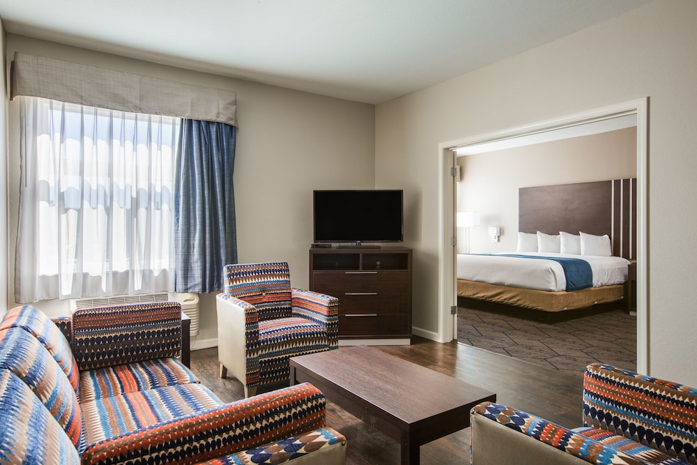 Baymont By Wyndham Albuquerque Airport 48/66