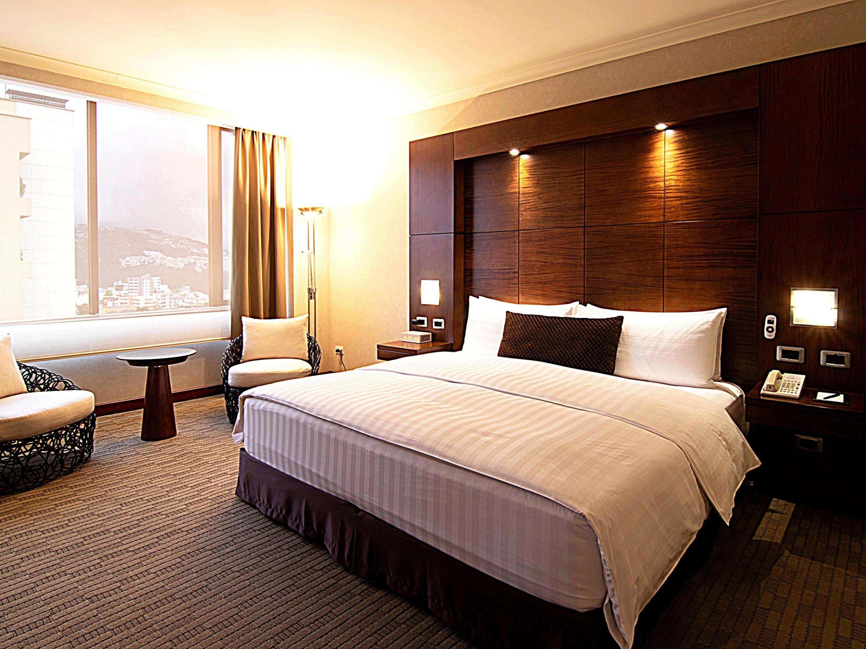 EXECUTIVE, SUITE, KING BED