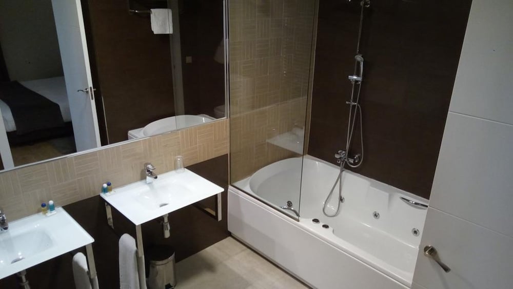 Suite, Queen Bed, Sofa, Jetted Tub