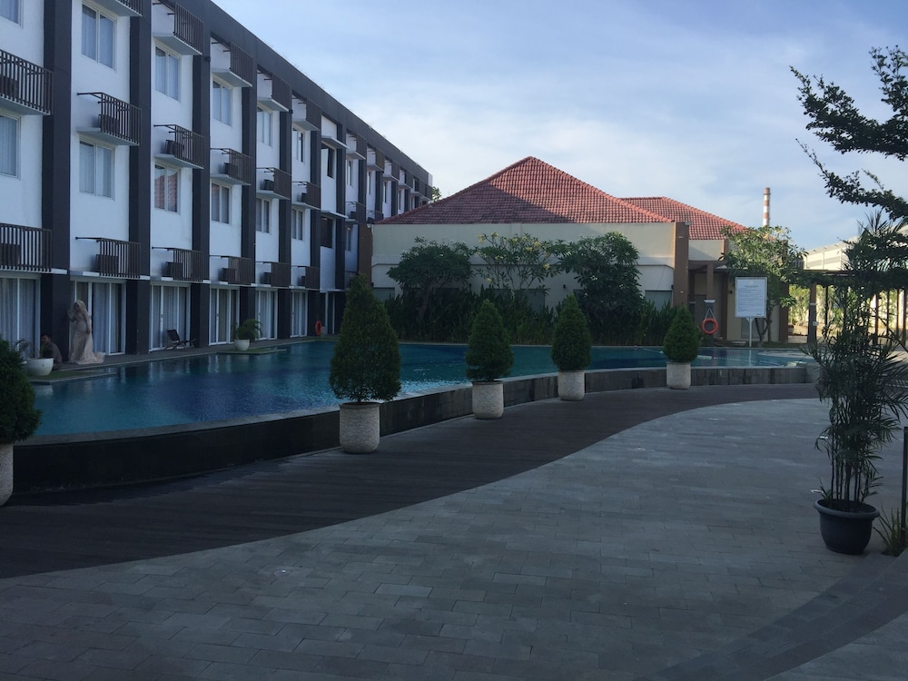 Front One Akshaya Hotel Karawang 6/61