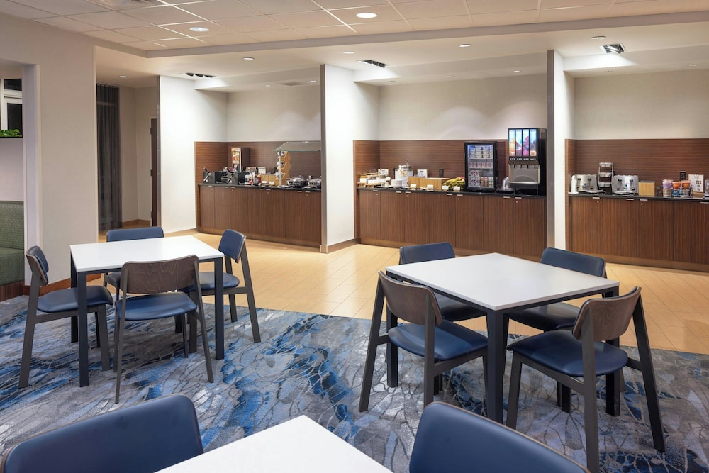 Fairfield Inn Suites Springfield Northampton Amherst 36/52